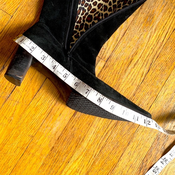 BEAUTIFUL Vintage Black Suede Svelte Pointed Toe Boots🖤 Excellent condition🖤 - Picture 7 of 10